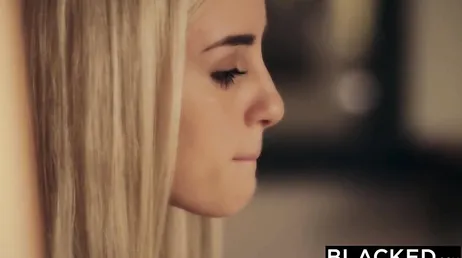 Dois galos pretos gigantes não são suficientes para Naomi Woods