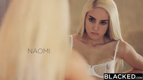 Dois galos pretos gigantes não são suficientes para Naomi Woods