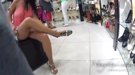 Faire du shopping sans culotte en ville et montrer sa chatte
