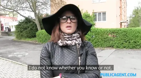 Una studentessa di moda molto carina mi succhia sul campo