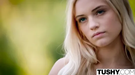 Alex Gray et Karla Kush tentent leur première baise anale à Tushy