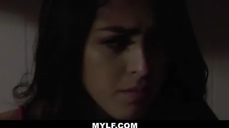Assistindo um filme de terror sozinho, esta noite não vou conseguir dormir sozinho...