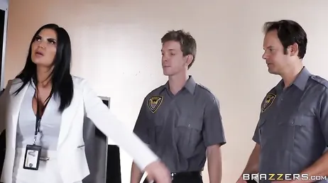 Polisen genomsöker mig på ett lite konstigt sätt...!!