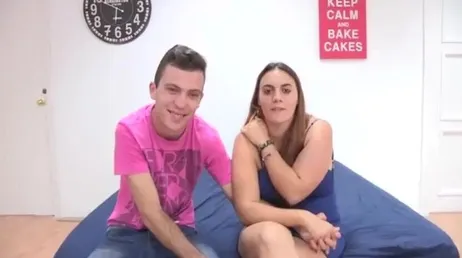 Un jeune couple espagnol inexpérimenté enregistre sa première scène porno