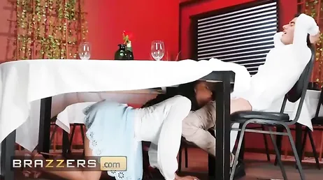 Den där smala unga mannen har en kuk för flickan och den mogna kvinnan