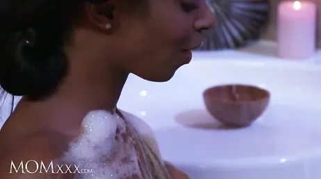 Terra Twain e Lola Marie fanno un bagno rilassante insieme