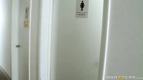 I fuck the boss in the bathroom, her ass is terrible...!!