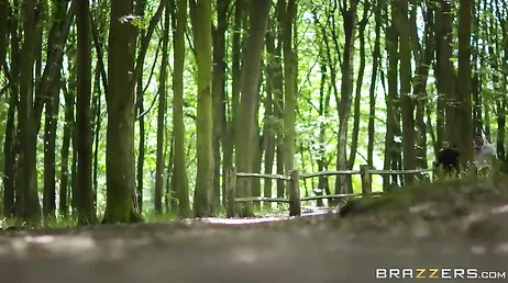 Je cours dans le champ, putain, j'crois que quelqu'un me suit