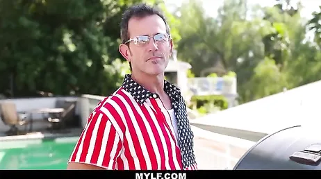 Während Papa den Grill vorbereitet, sonnt sich Mama ein wenig
