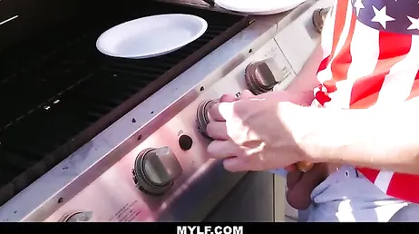 Während Papa den Grill vorbereitet, sonnt sich Mama ein wenig