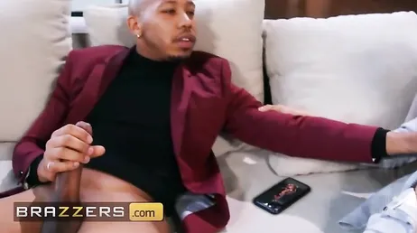 Er holt sich auf meiner Couch einen runter und das macht mich richtig geil...