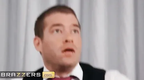 La rousse au gros cul a toujours une bite juste hors du lit