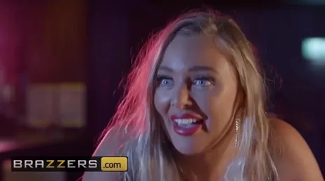 Maman rencontre un jeune homme au club et le baise sur place