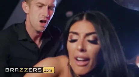 Maman rencontre un jeune homme au club et le baise sur place