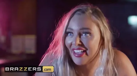 Maman rencontre un jeune homme au club et le baise sur place