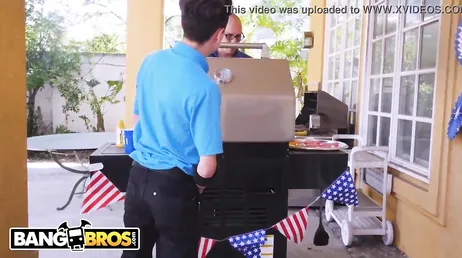 Il padre prepara il barbecue e sua figlia e la matrigna me lo succhiano