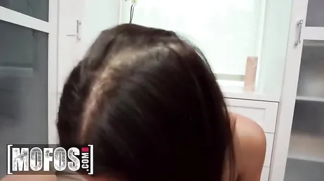 Schau, wie die Nachbarin beim Sonnenbaden ihre Muschi berührt, was für eine Schlampe!