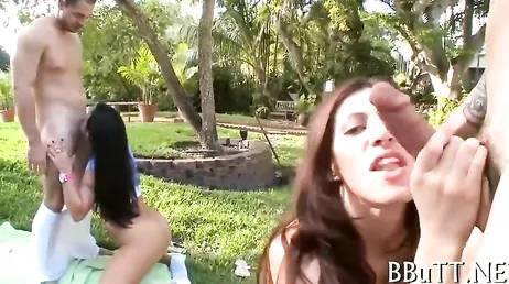Él se folla a mi mujer y yo a la suya, intercambio de parejas