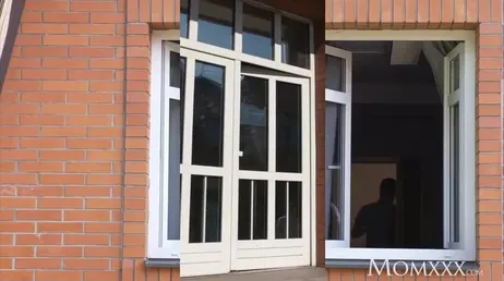 De slutar måla för att något händer, vad tittar dessa två på?
