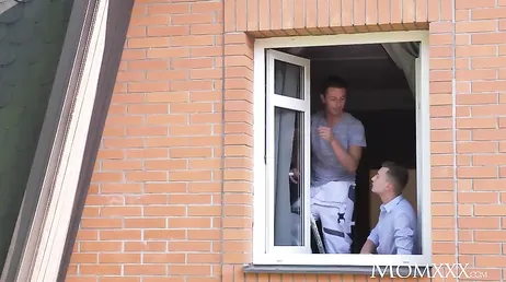 De slutar måla för att något händer, vad tittar dessa två på?