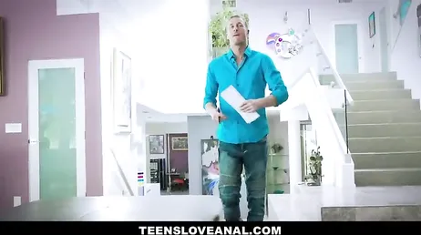La giovane ragazza musulmana riceve il latte sul viso con gioia!!