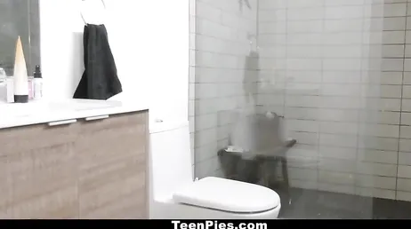 Ele o deixa gozar dentro para poder carregar o filho que está esperando