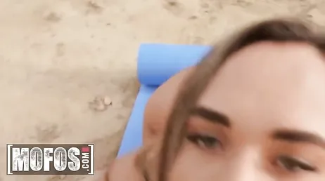 Une séance photo torride avec Briana Banderas qui s'est échauffée...