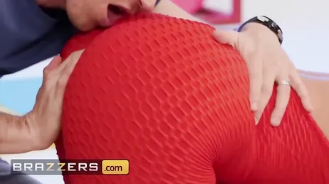 Mit diesem geilen Arsch machte Phoenix Marie den Trainer zu geil...