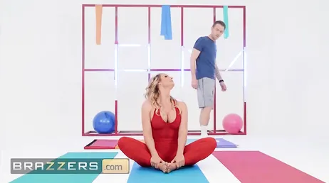 Mit diesem geilen Arsch machte Phoenix Marie den Trainer zu geil...