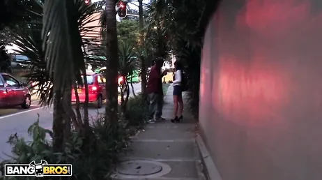 Colombienne amateur à très gros cul chevauchant une grosse bite noire
