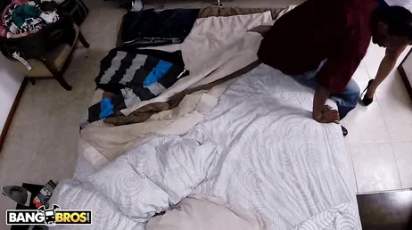 Colombienne amateur à très gros cul chevauchant une grosse bite noire