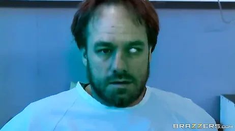 Er liegt im Sterben, die Krankenschwester bereitet ihm eine letzte Freude...!!
