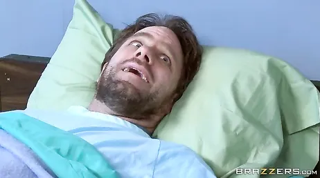 Er liegt im Sterben, die Krankenschwester bereitet ihm eine letzte Freude...!!