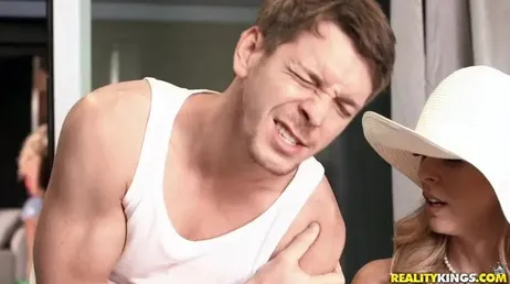 O filho do vizinho é um amor, ele nos ajuda a cuidar do jardim...