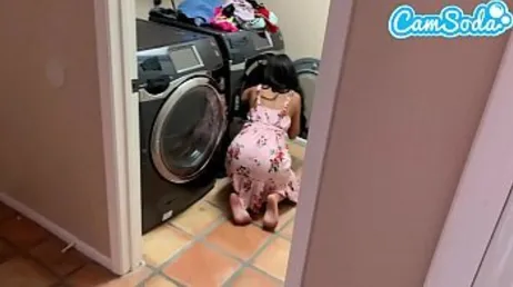 Je la vois mettre la machine à laver le cul en l'air et putain, elle m'a fait