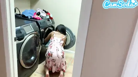 Je la vois mettre la machine à laver le cul en l'air et putain, elle m'a fait