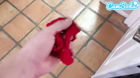 Je la vois mettre la machine à laver le cul en l'air et putain, elle m'a fait
