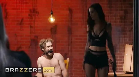 Gina Valentina n'aime rien de plus que chevaucher une bonne bite
