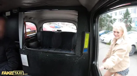 O taxista fica maravilhado com minha bunda, caramba, ele come completamente...!!