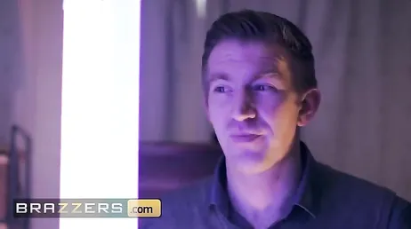 Er spielt viel, der Bastard fickt die Tochter seines Partners