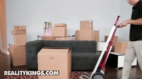 Le petit ami de ma belle-fille nous aide à déménager...