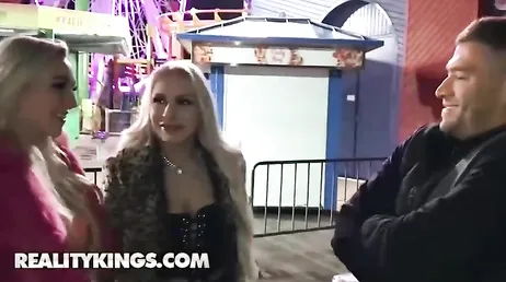 Passer l'après-midi avec les blondes Carmen Caliente et Kendra Sunderland