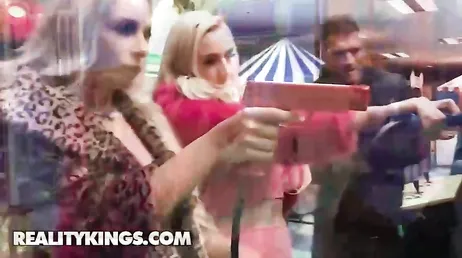 Passer l'après-midi avec les blondes Carmen Caliente et Kendra Sunderland