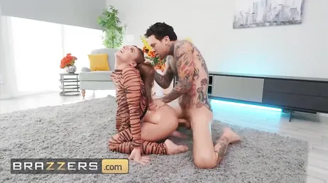 Il lui barbouille bien le cul, il va lui faire une baise bien hard...