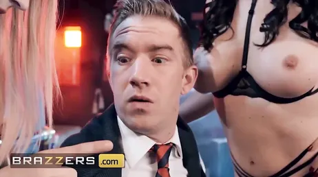 Han blir galen i strippans rumpa, fy fan vilken rumpa!