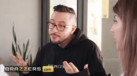 En la redacción de Brazzers creando una escena para Nicolette Shea