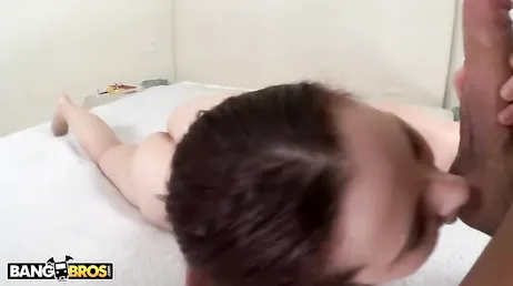 Lily Sincere a un autre de ces culs énormes que nous aimons tant