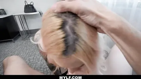 Sarah Jessie reçoit tout le sperme sur son visage après une bonne pipe