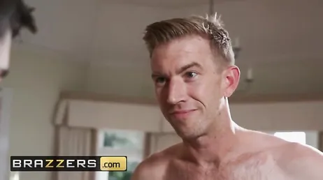 Ik betrap haar halfnaakt in de kamer, verdomd, wat een kont heeft ze...!!