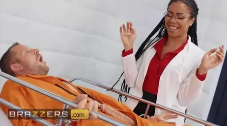 La psychiatre Kira Noir éjacule avec un de ses patients
